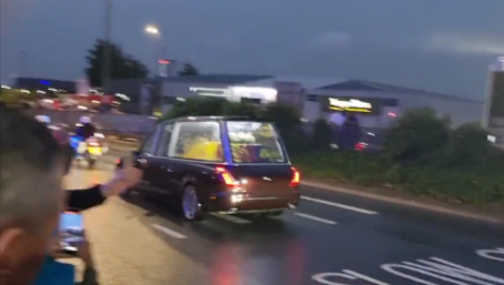 Crowds on A40 show respect to The Queen