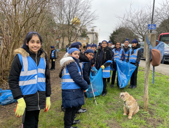 Pupils from Khalsa Primary School removing rubbish with LAGER Can