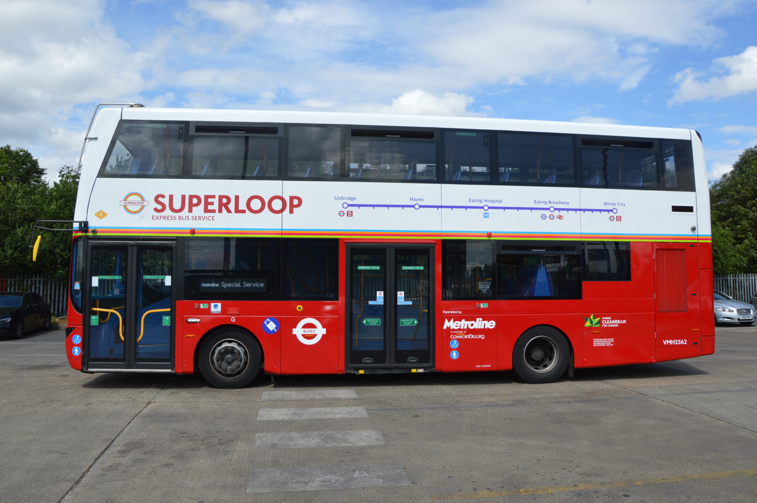 607 bus new SL8 as part of Superloop travelling through