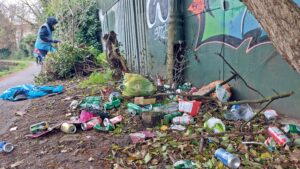 LAGER Can.cleaning up Grand Union Canal. Photo: Mark Percy