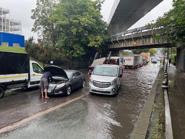 Victoria Road flooding. Photo: EALING.NEWS