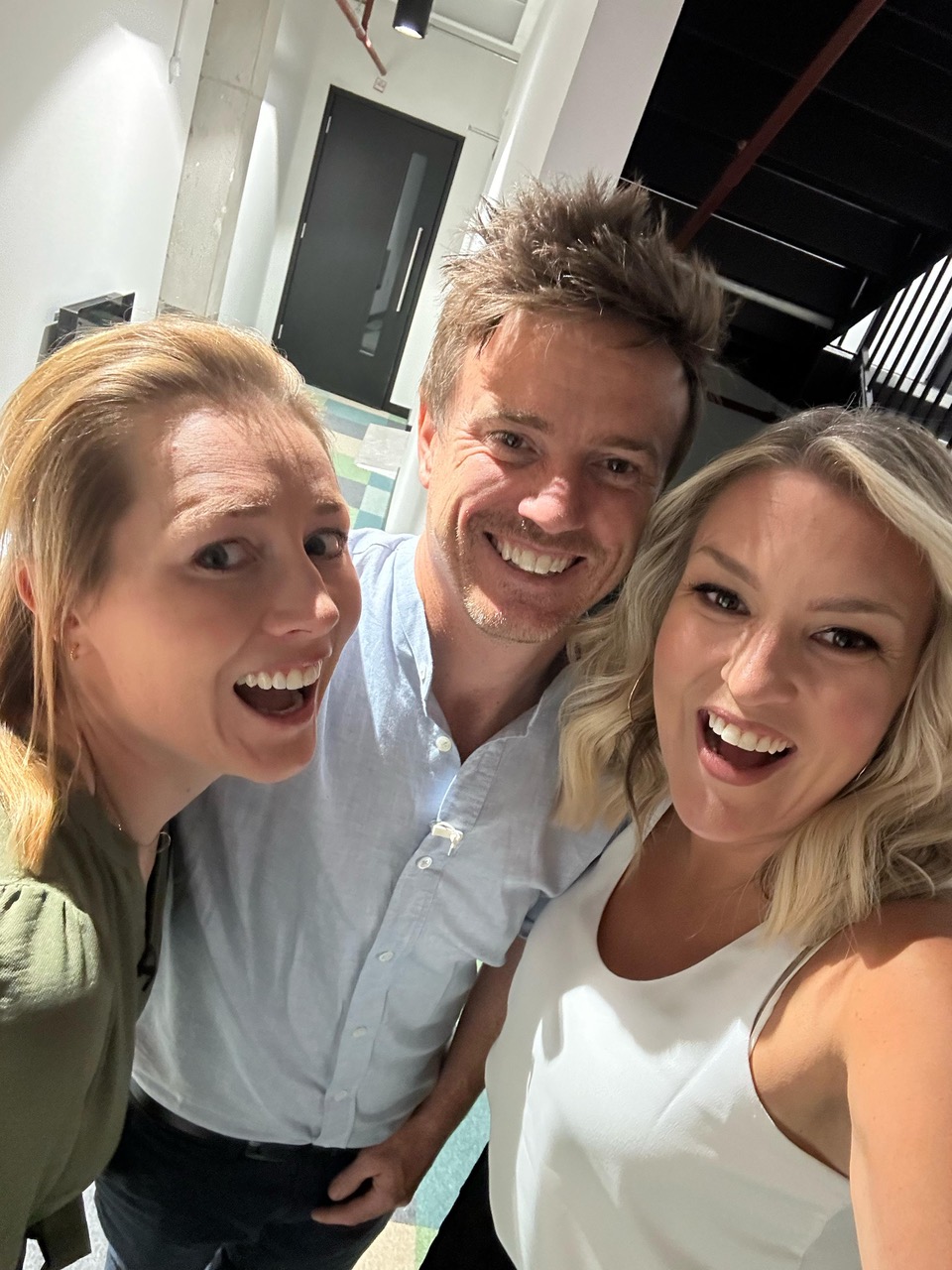 (L-R) Alex Hollingsworth, along with her Dig co-founder, Henry Bartlam and Sara Davies on Dragon's Den. 